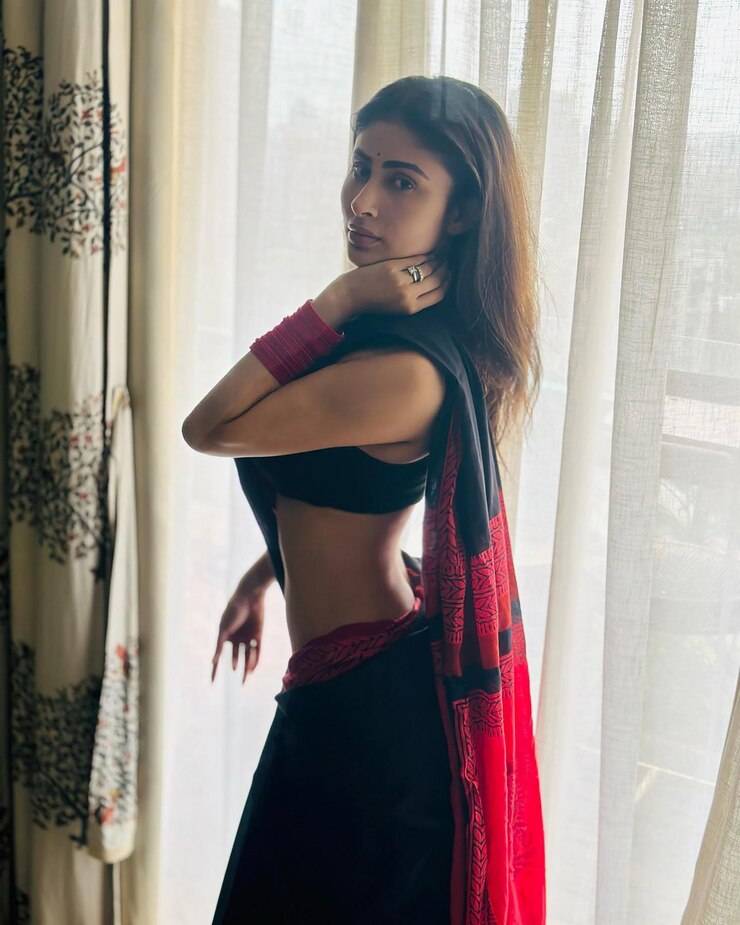 stunning-pretty-sexy-young-smiling-woman-model-actor-photo-name-mouni-roy_1298691-12232